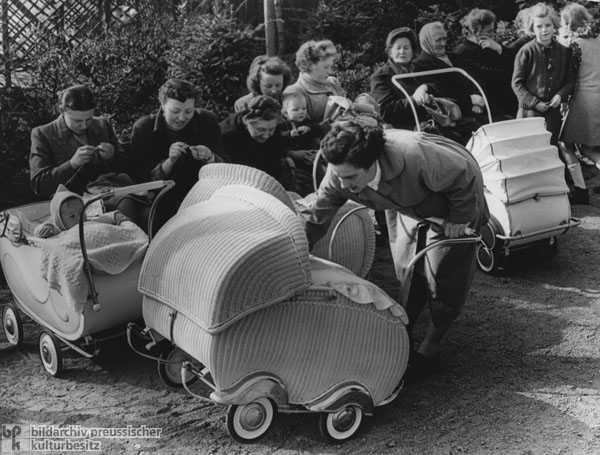 Kinderwagentreffen auf einem Spielplatz in Frankfurt am Main (1954)